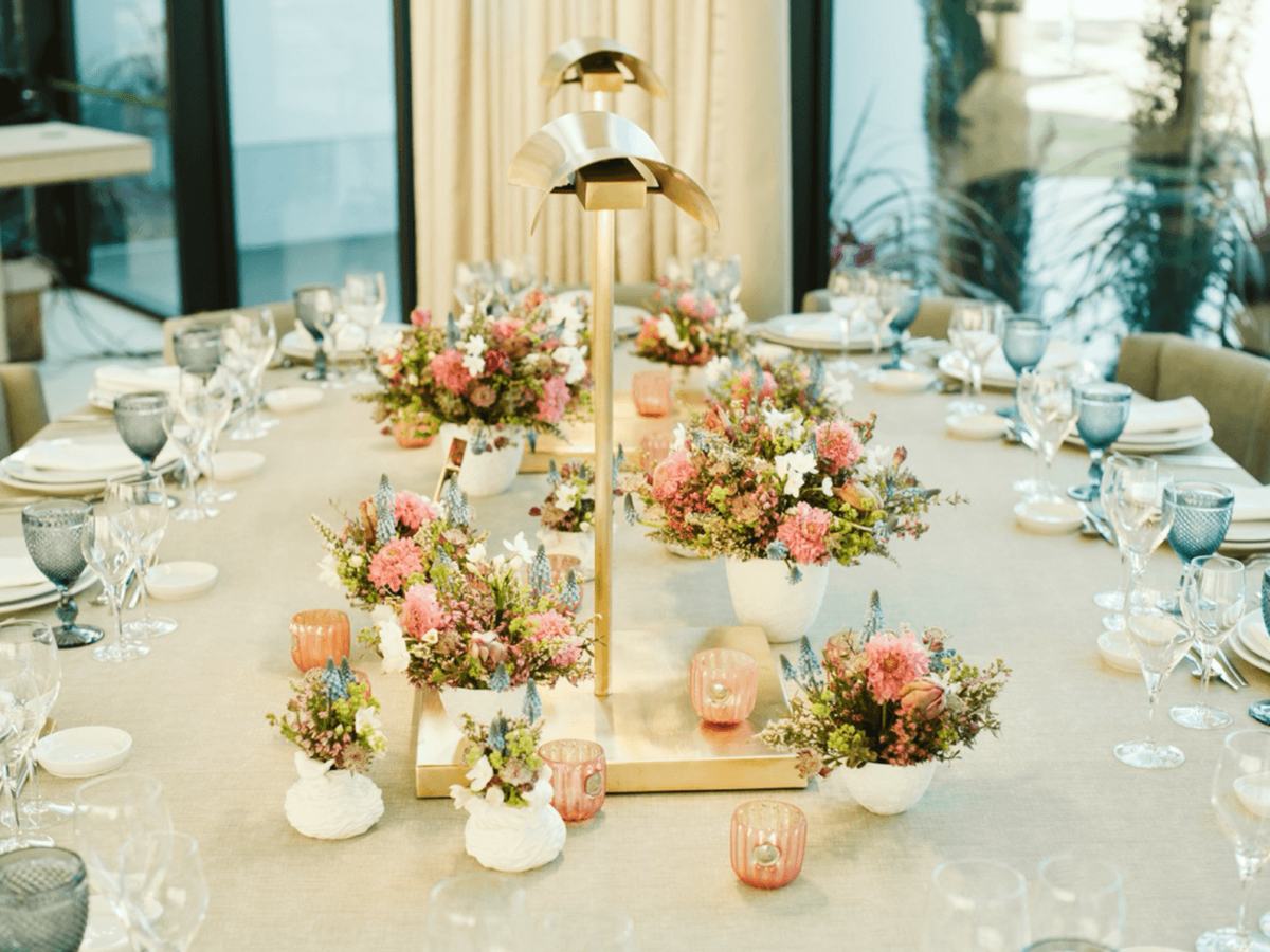 Mesa posta com flores, velas e copos